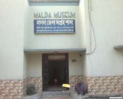 The museum also has a special library named Malda District Library for history lovers and avid readers.